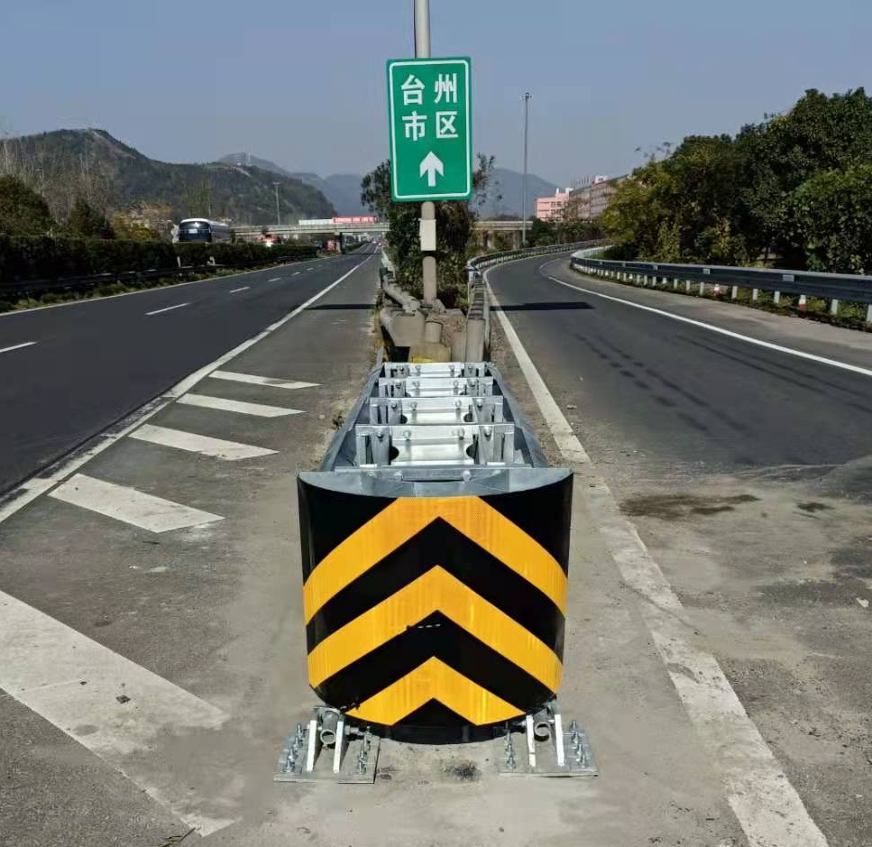 1639556536776741.jpg 互通端頭增設(shè)可導(dǎo)向防撞墊2.jpg