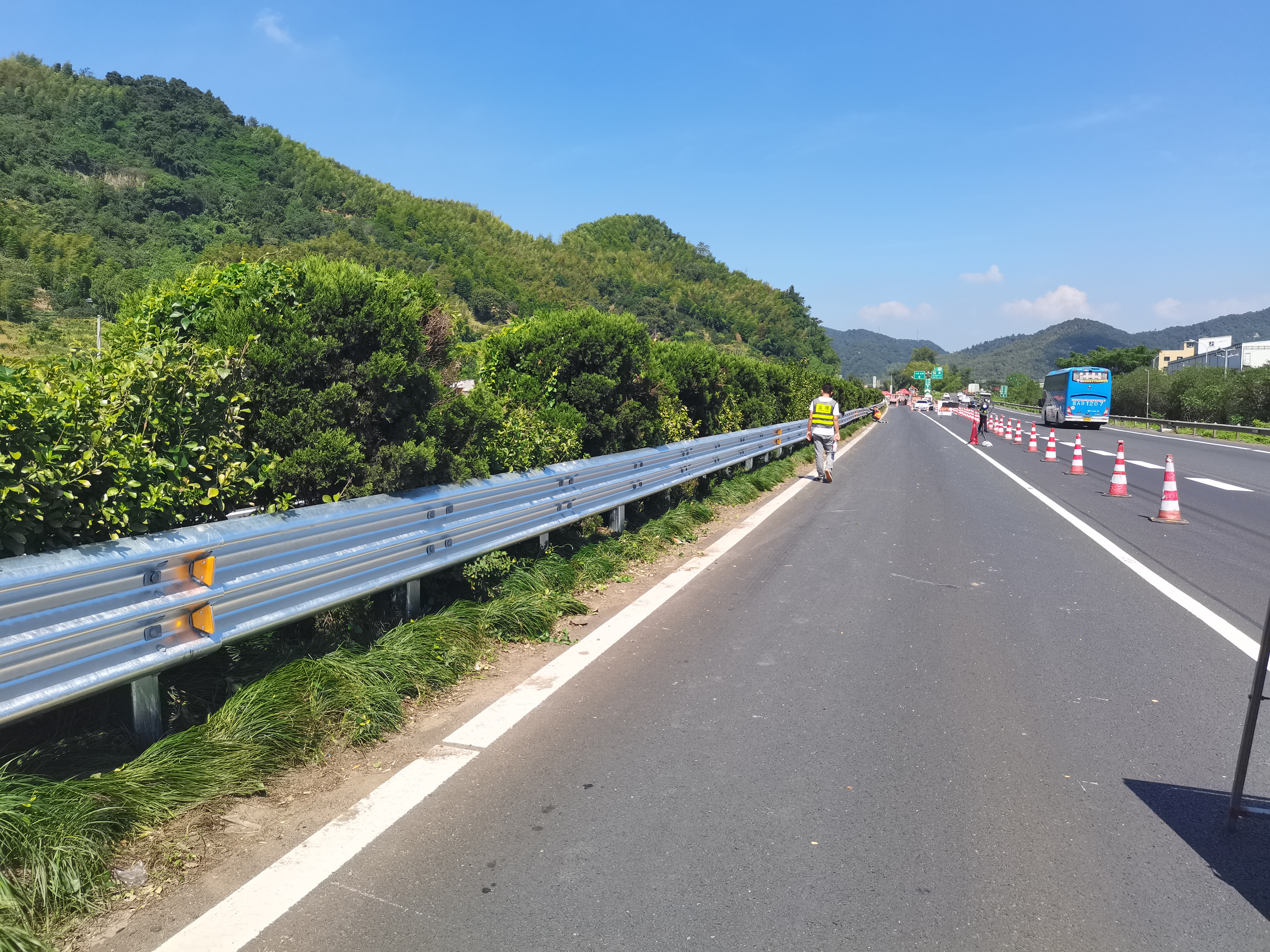 1639556574448500.jpg 提升后路基中央護欄.jpg