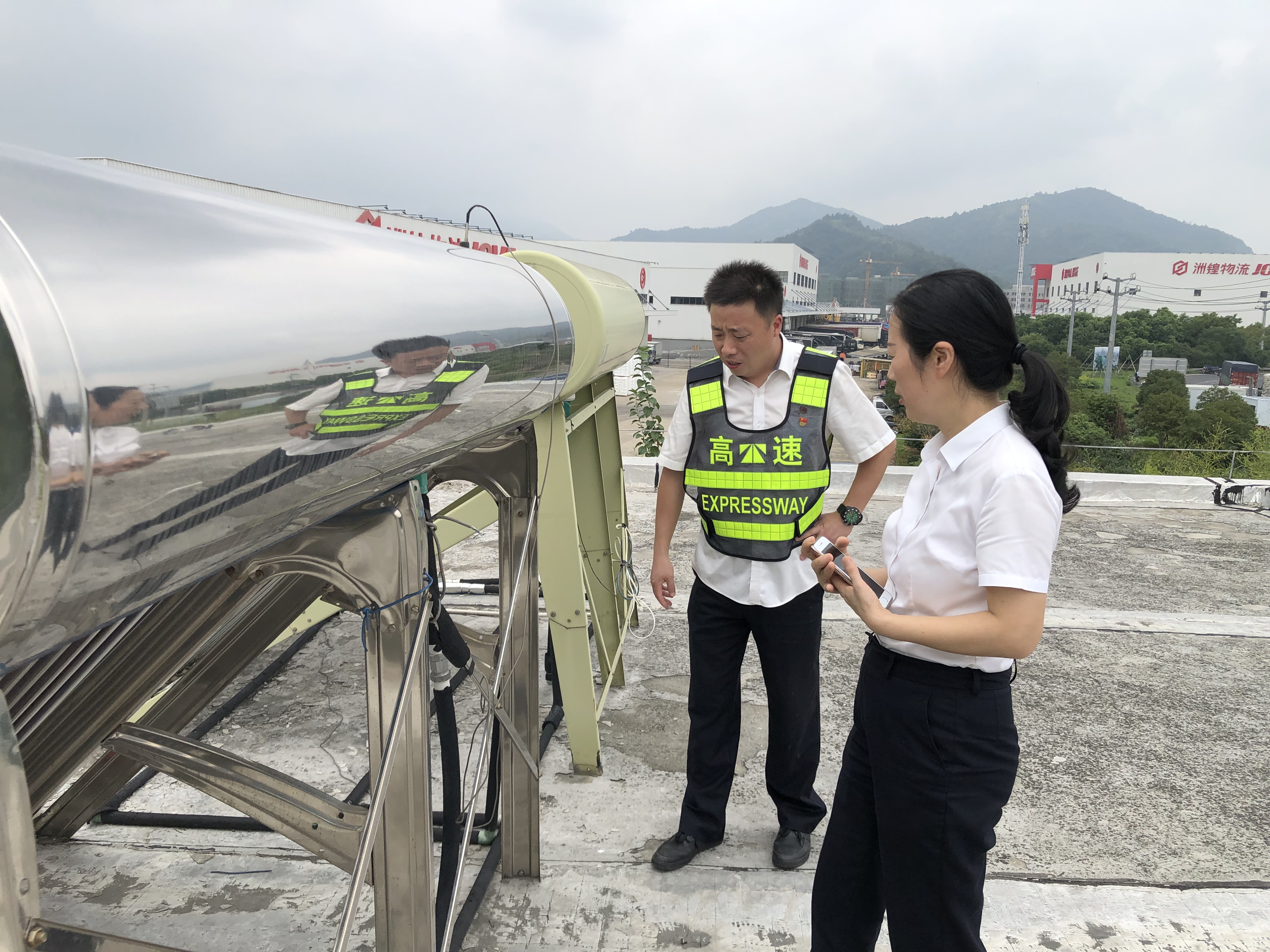1664439839247678.jpg 照片2 對(duì)樓頂太陽能檢查 洪清源拍攝.jpg