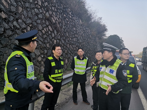 20190424道路、隧道安全組對(duì)沿線開(kāi)展節(jié)前暨防汛防臺(tái)安全檢查  圖為檢查組一行對(duì)高邊坡進(jìn)行安全檢查_(kāi)副本.jpg