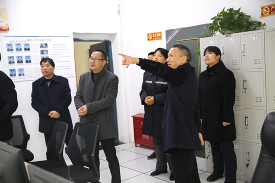 張總在所里檢查_副本_副本.jpg
