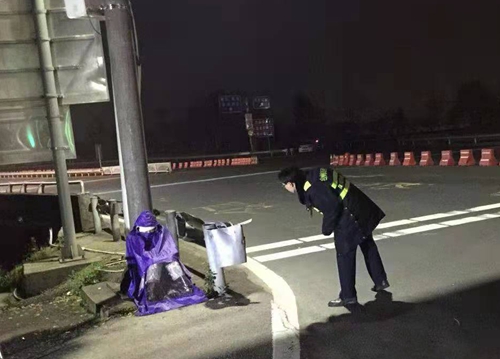 20190307  女子獨(dú)留在高速口一整夜_副本.jpg