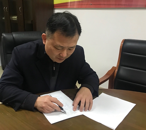圖為考試現(xiàn)場認(rèn)真答題  陳瑩攝_副本.jpg
